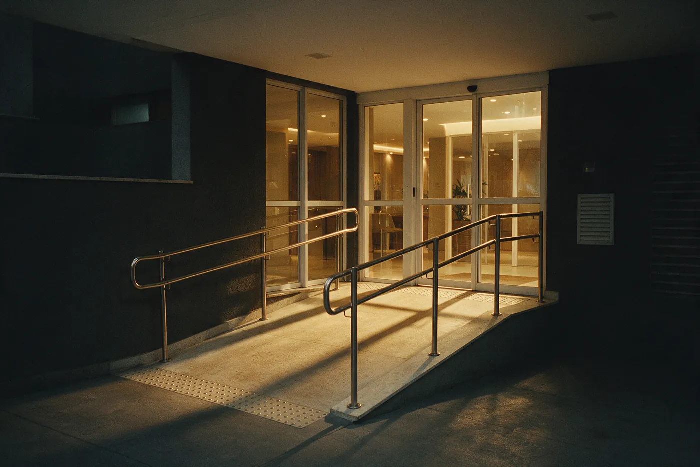 Rampa de acessibilidade na entrada de um condomínio