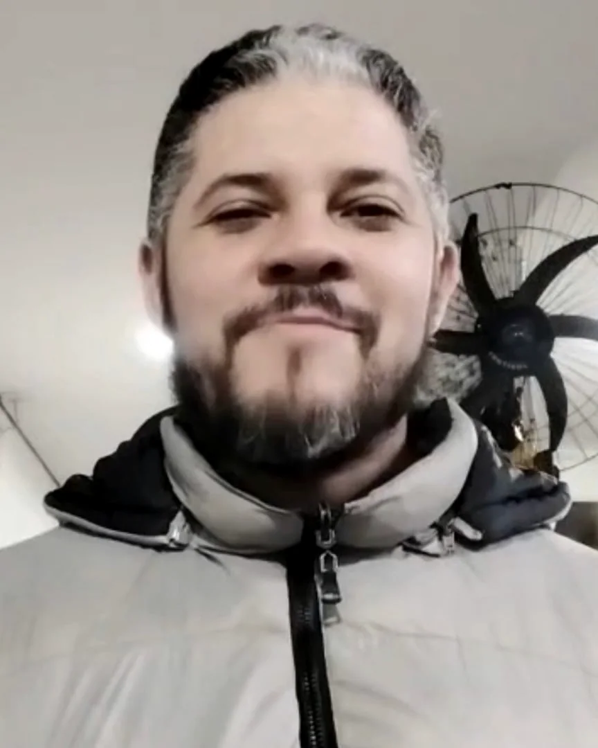 Fernando sorrindo para a câmera durante seu depoimento