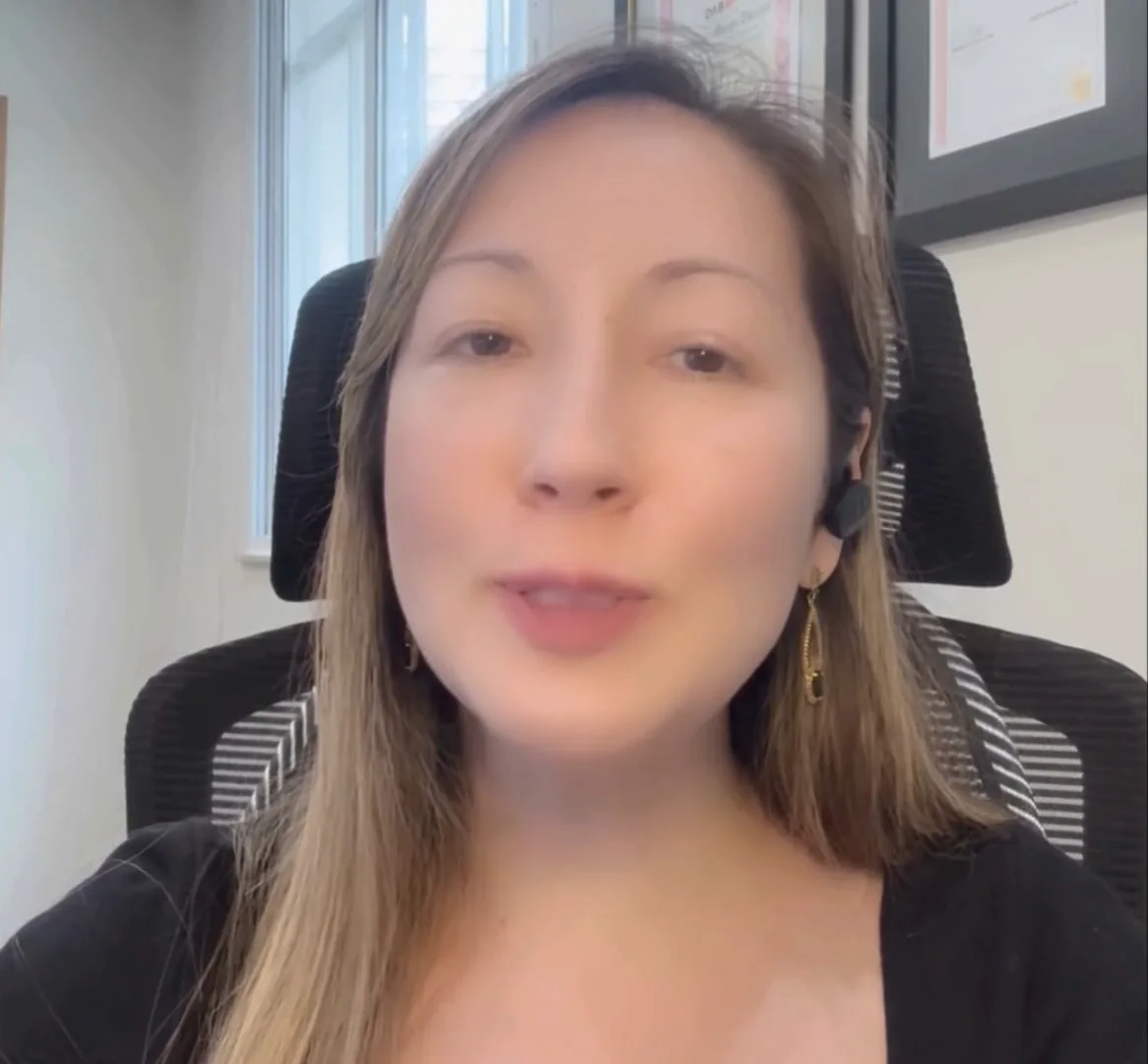 Irina Uzzun falando para a câmera em seu escritório